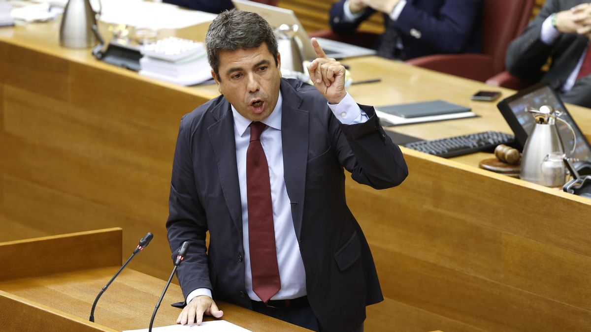 Mazón esquiva las preguntas de la oposición y no aclara los vacíos en el listado de sus llamadas del día de la dana