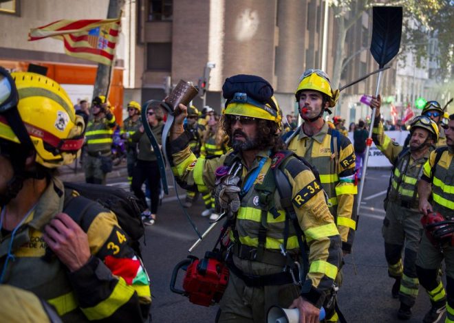 Unos 3.000 bomberos forestales de toda España exigen mejoras en sus condiciones laborales