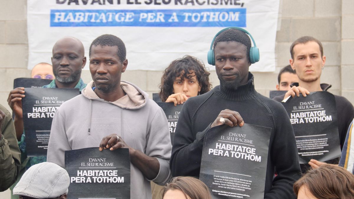 Los 400 migrantes del instituto ocupado de Badalona piden la mediación del Govern ante su desalojo