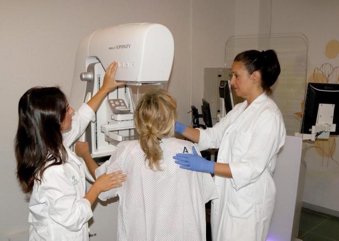 Qué sabemos del escándalo por el retraso en los cribados de cáncer de mama en Andalucía