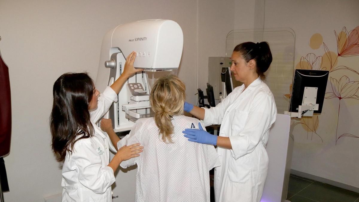 Qué sabemos del escándalo por el retraso en los cribados de cáncer de mama en Andalucía