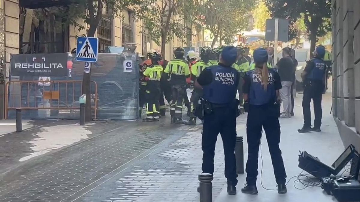 Al menos tres heridos por el derrumbe de un edificio de Ópera, en pleno centro de Madrid: «Puede haber más atrapados»