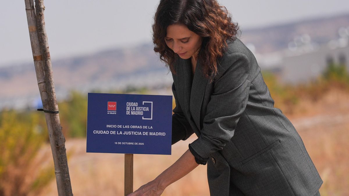 Ayuso vuelve al lugar del crimen en la Ciudad de la Justicia: agujero de 350 millones y penas de cárcel a cargos del PP