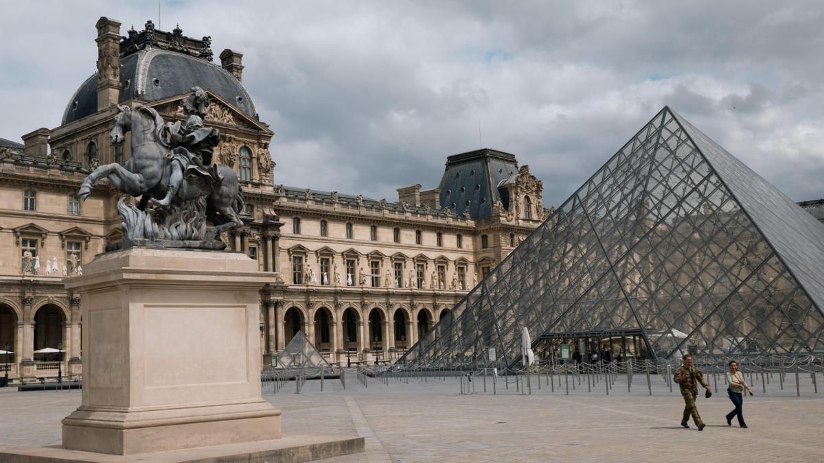 Un atraco en el Louvre obliga a cerrar el museo durante todo el día