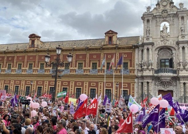 Miles de andaluces se echan a la calle contra Moreno por la crisis de los cribados de cáncer: «Esta teta ya no existe»