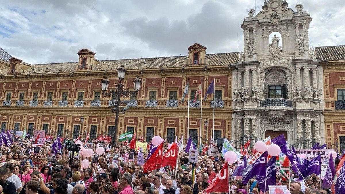 Miles de andaluces se echan a la calle contra Moreno por la crisis de los cribados de cáncer: «Esta teta ya no existe»