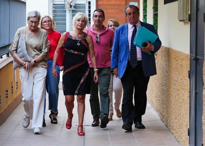 Sellan la cerradura de la sede de Amama en Sevilla el día del cáncer de mama
