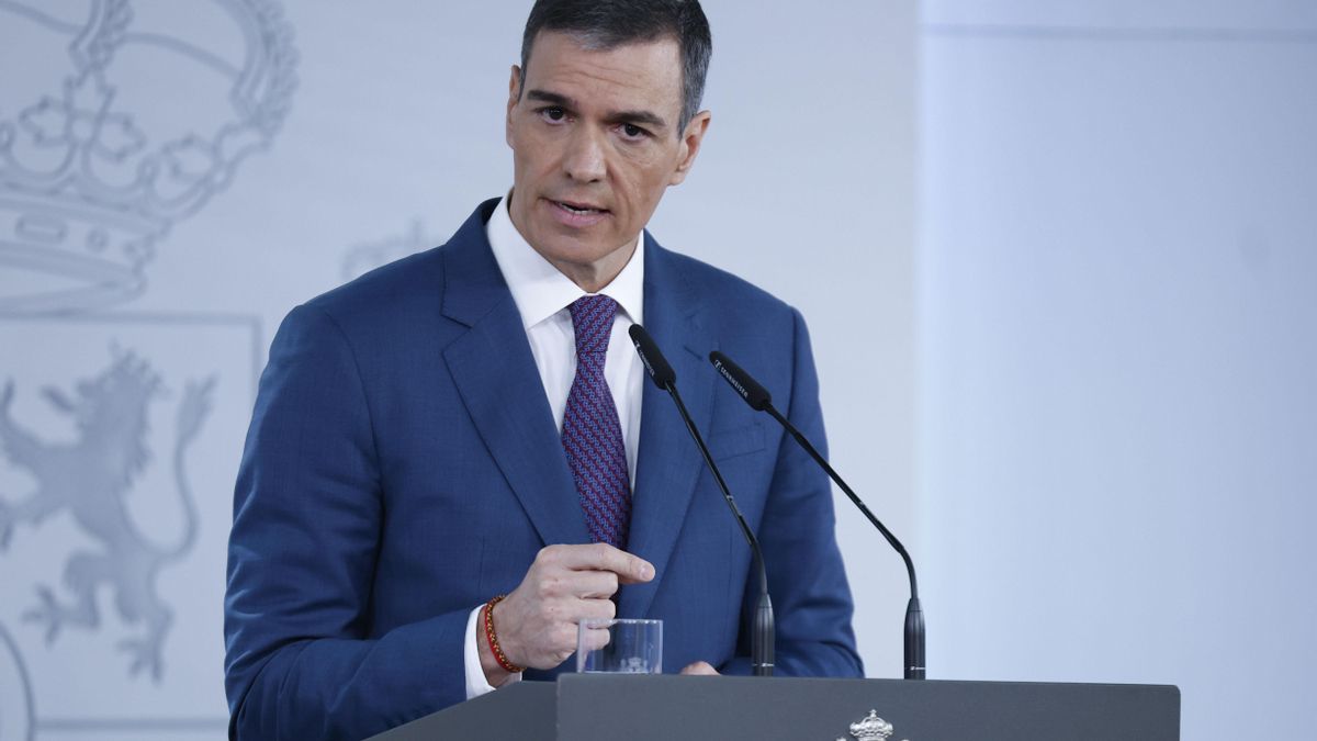 Sánchez carga contra la negativa de Ayuso al registro de médicos objetores: “Esta era la libertad que prometía”