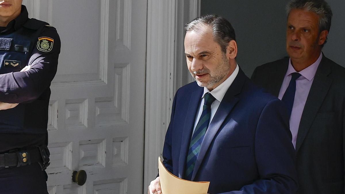 Los palos de ciego del juez y el fiscal Anticorrupción enredan al PSOE en el caso Ábalos