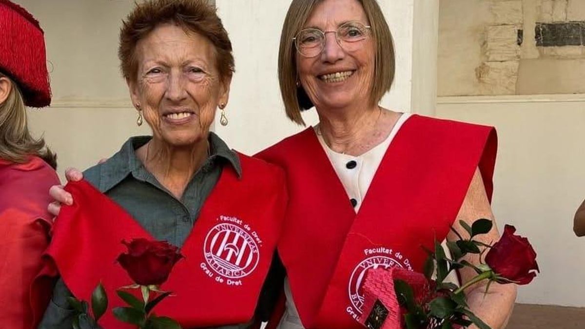 «Siempre tuvimos ganas de seguir estudiando»: dos septuagenarias cumplen su sueño universitario tras graduarse en Derecho