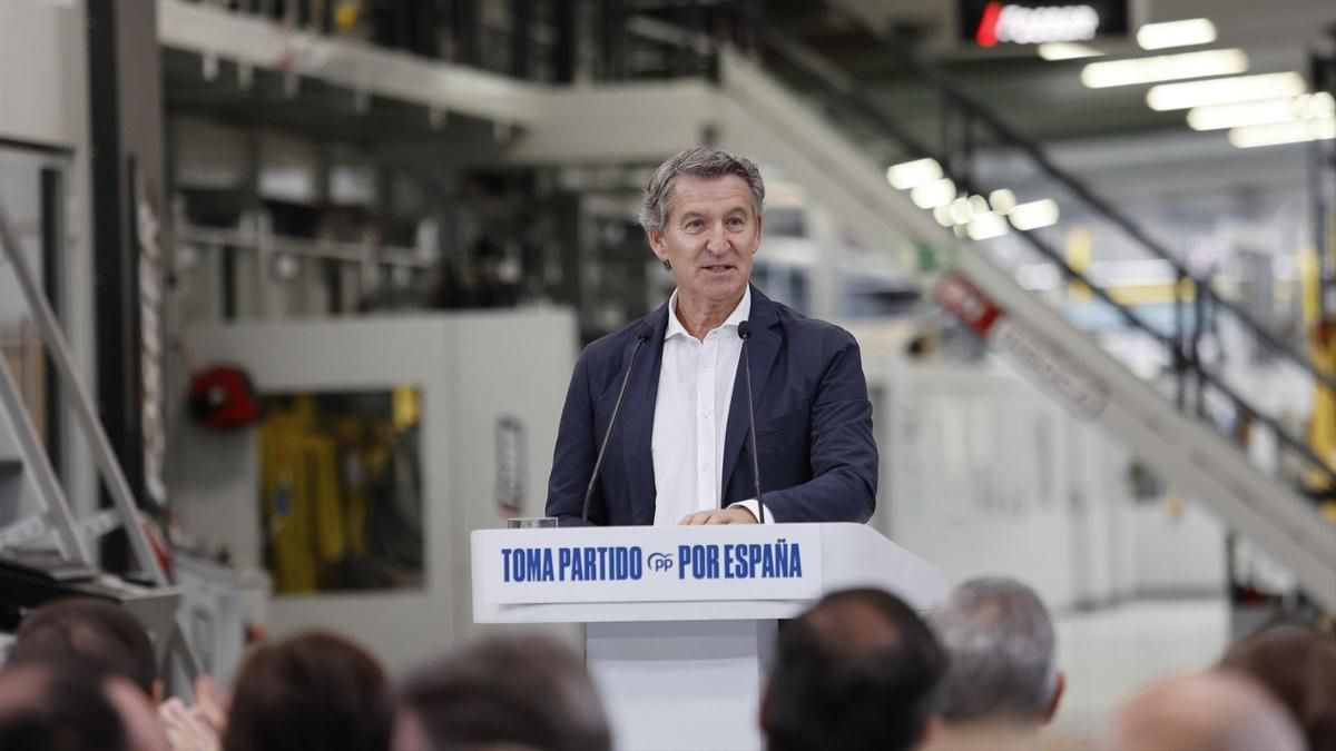 Feijóo usa a los autónomos para criticar al Gobierno y propone bajarles los impuestos: «Es una obligación»