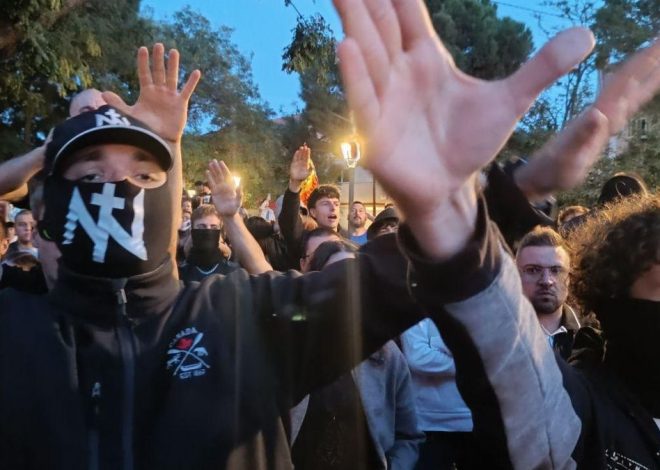 Núcleo Nacional se concentra en Vicálvaro contra un centro para personas sin hogar y los vecinos responden: “Son ellos quienes rompen la convivencia”