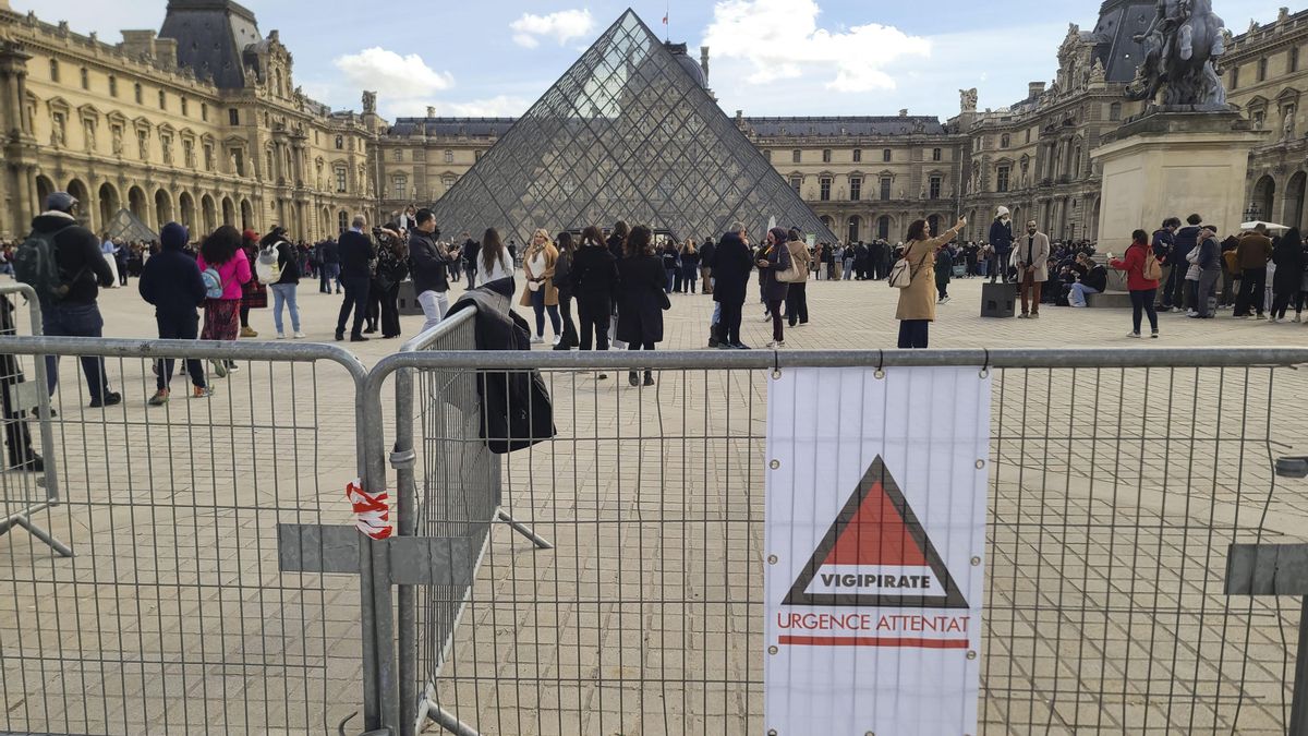 La Policía francesa detiene a dos sospechosos por el robo de joyas del Louvre