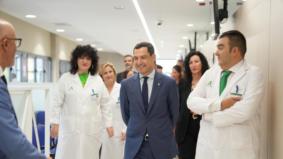 Juanma Moreno se queja de haber recibido «información muy tarde» de los fallos en el cribado de cáncer de mama