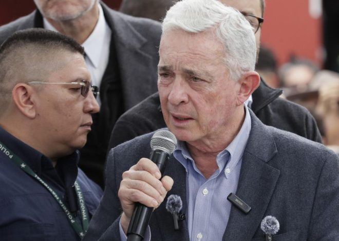 La Justicia de Colombia revoca la condena por soborno al expresidente Uribe