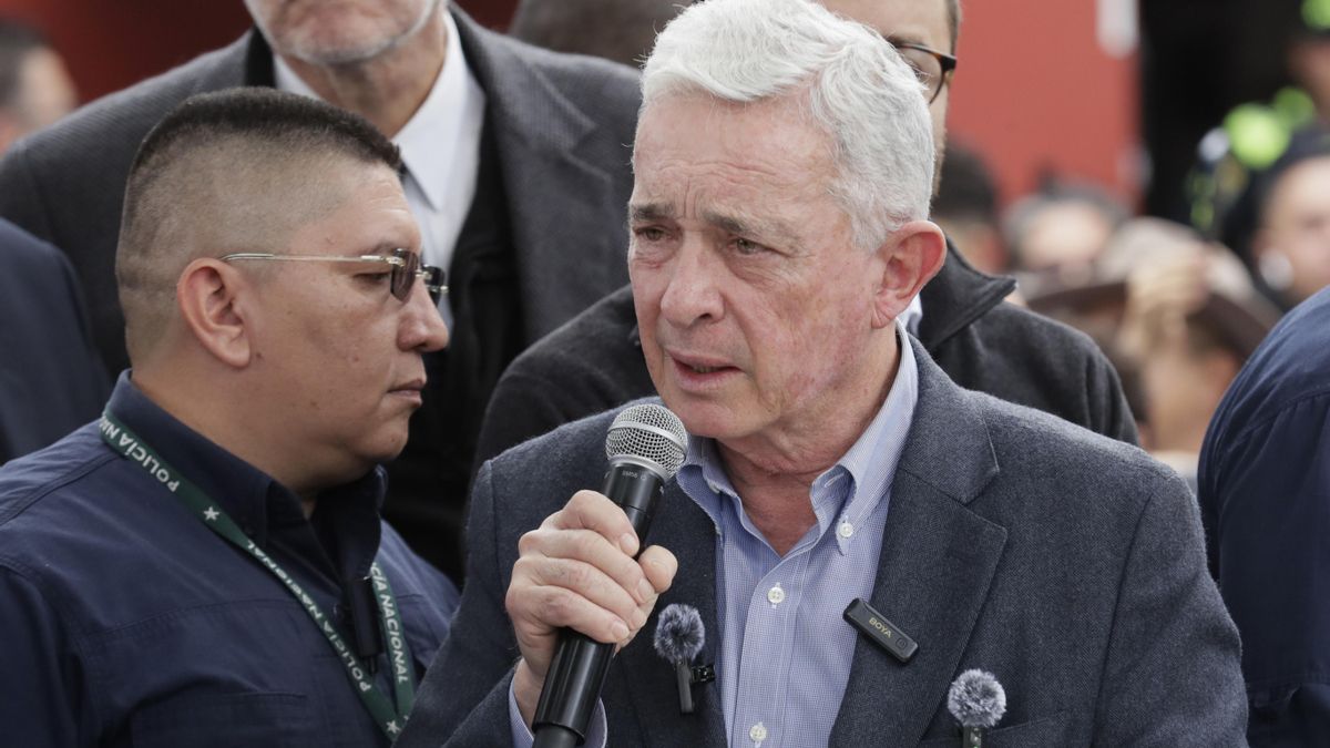 La Justicia de Colombia revoca la condena por soborno al expresidente Uribe