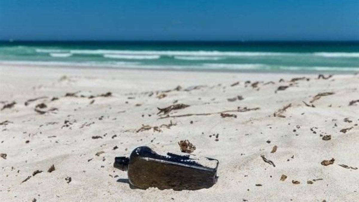 El emocionante hallazgo de una botella con mensajes de hace más de un siglo en una playa australiana