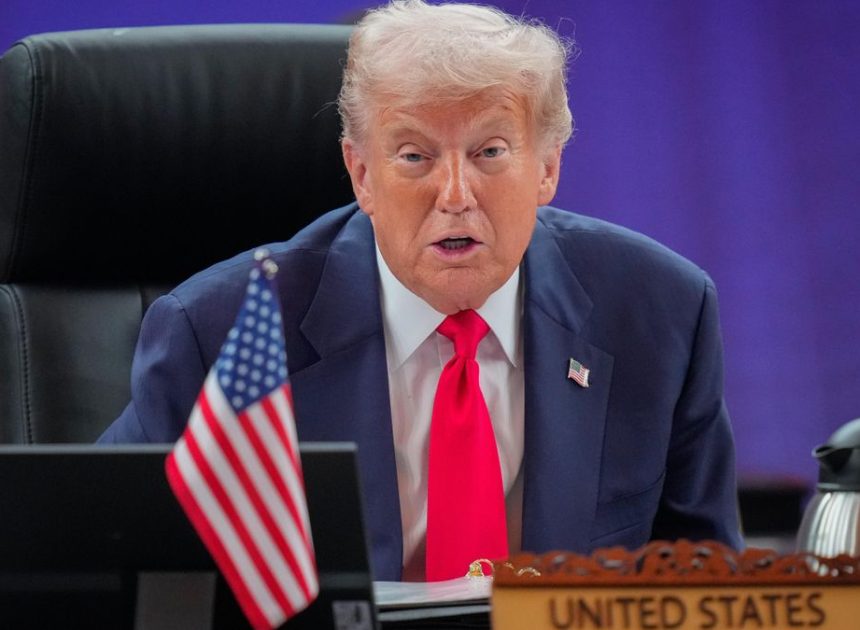 Trump dice que no ha ordenado atacar ya Venezuela tras anunciar operaciones terrestres y el despliegue de un portaaviones en la zona