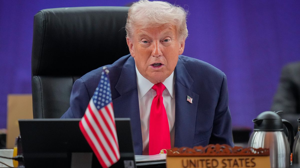 Trump dice que no ha ordenado atacar ya Venezuela tras anunciar operaciones terrestres y el despliegue de un portaaviones en la zona