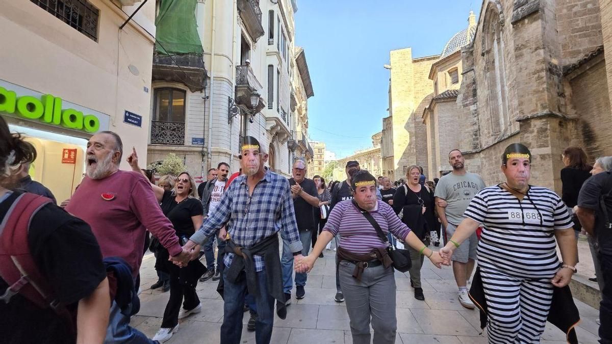 Manifestantes hacen el recorrido de Mazón tras El Ventorro y despliegan 229 mantas térmicas por las víctimas