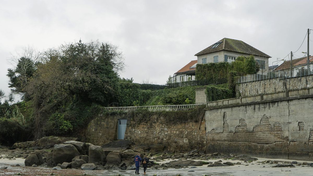 La familia Feijóo recurre a la Audiencia Nacional para intentar mantener el acceso privado a la playa desde su chalé