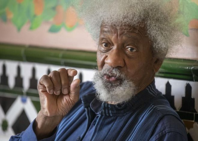 El escritor nigeriano Wole Soyinka, Nobel de Literatura, denuncia que Estados Unidos ha revocado su visado