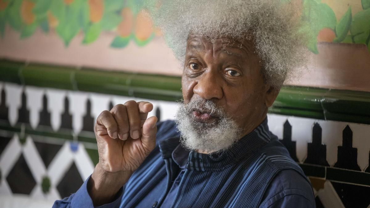 El escritor nigeriano Wole Soyinka, Nobel de Literatura, denuncia que Estados Unidos ha revocado su visado