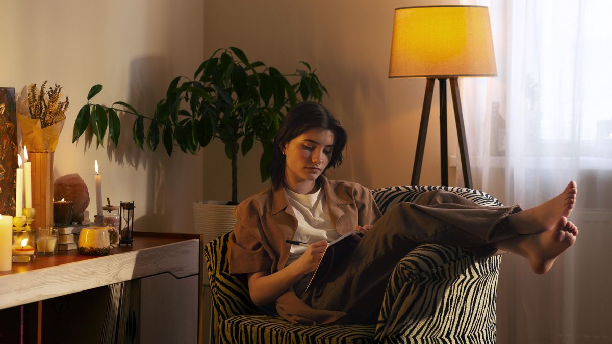 Cómo mejorar la iluminación de casa sin inflar la factura, según una experta: «Las luces indirectas son la clave»