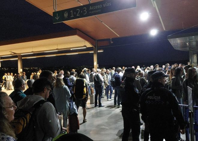 Un día más de retrasos en la alta velocidad de Toledo y presencia policial en la estación: «No somos criminales»