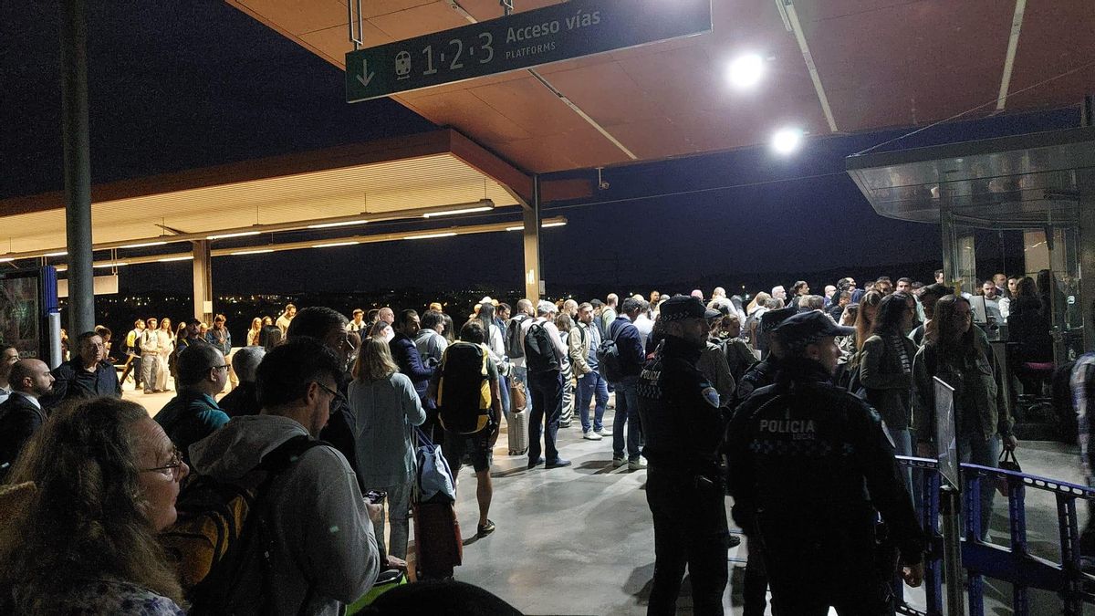 Un día más de retrasos en la alta velocidad de Toledo y presencia policial en la estación: «No somos criminales»