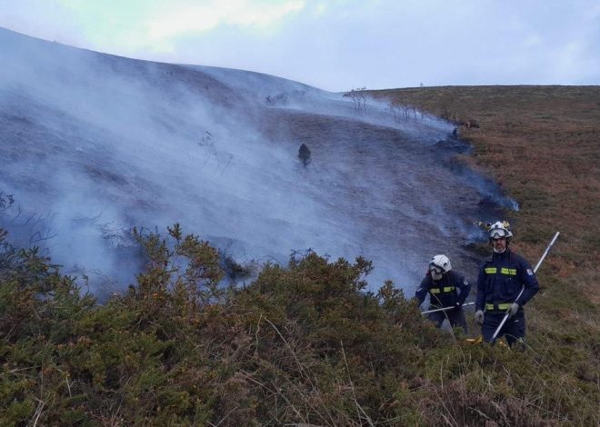 Los bomberos trabajan para sofocar un gran incendio en la Sierra de Elgea, Álava