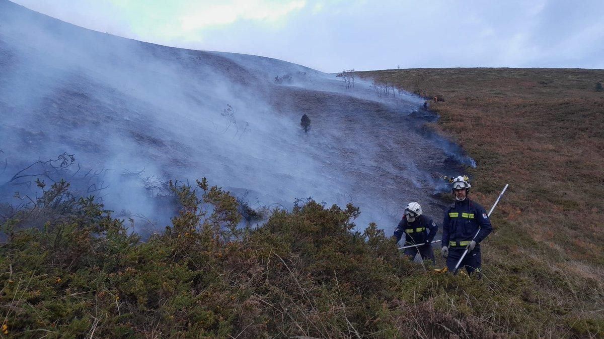 Los bomberos trabajan para sofocar un gran incendio en la Sierra de Elgea, Álava