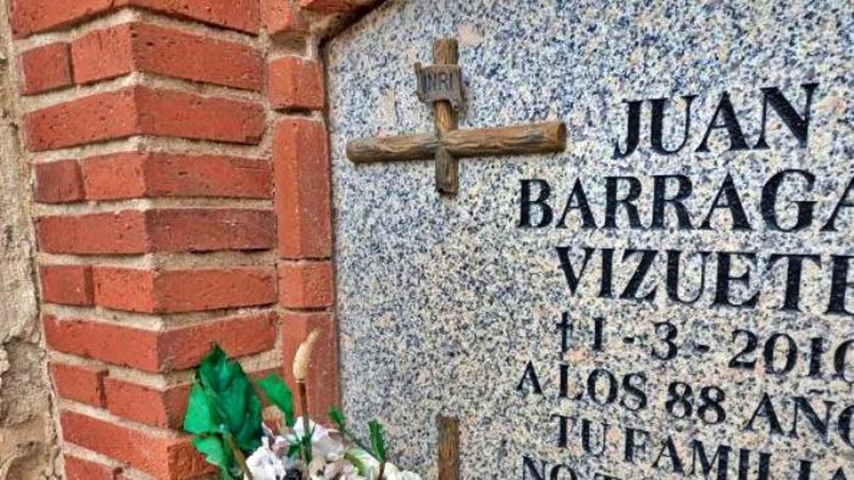 Los saqueos en tumbas de La Almudena obligan a cambiar sus crucifijos de bronce por adornos más baratos