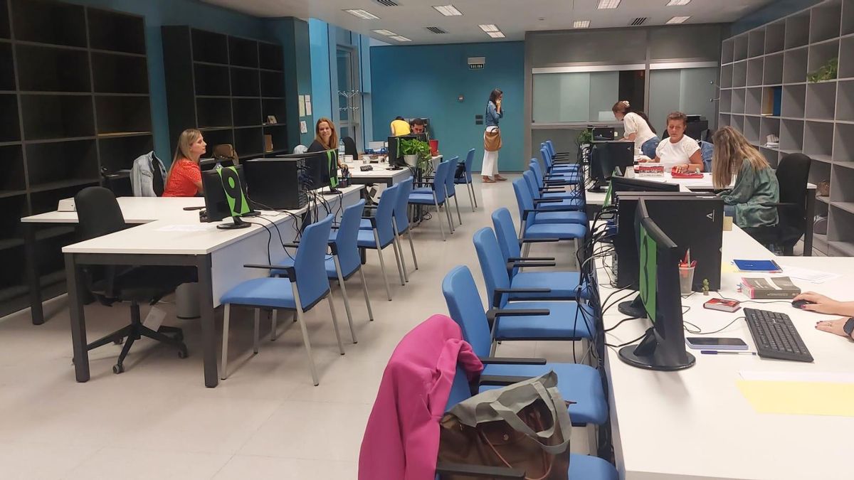El Gobierno andaluz congela la subida salarial a 77.000 empleados públicos para derivar el gasto a la crisis de los cribados