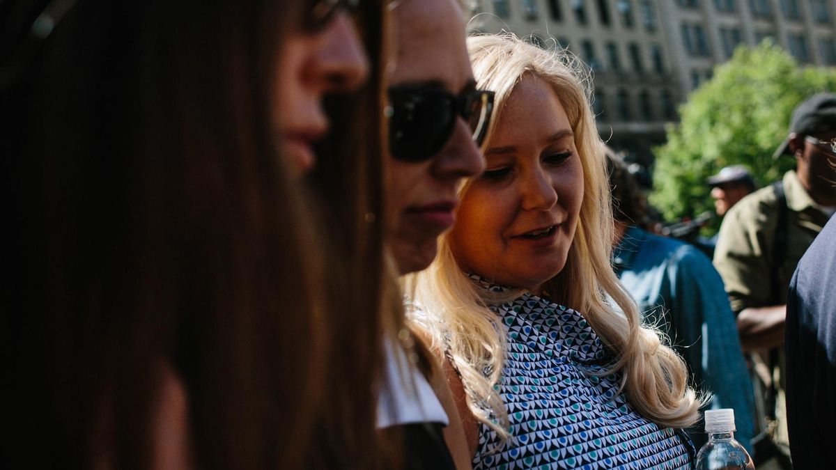 La mujer que acusó al príncipe Andrés de abusos sexuales dice en su libro póstumo que él se sintió «con derecho» a hacerlo