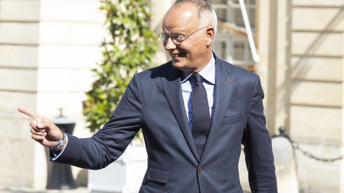 Un ex primer ministro de Macron le pide que convoque elecciones presidenciales