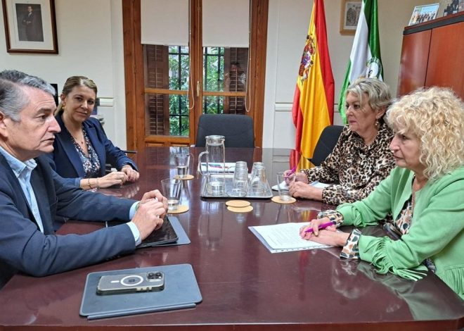 El consejero andaluz de Sanidad se reúne con Amama justo un mes después de destapar la crisis de las mamografías