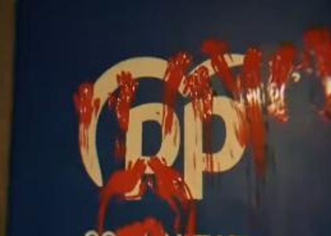Militantes de Arran vandalizan la sede del PP de València con pintura roja: “Manchados de sangre hasta el cuello”