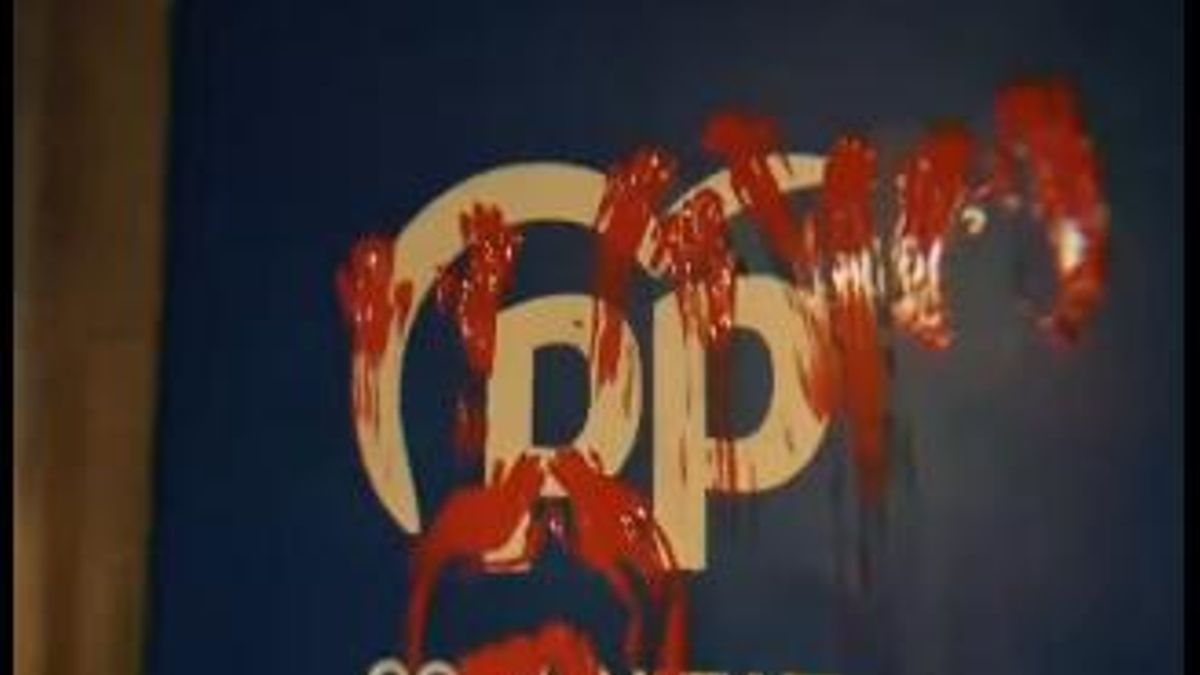 Militantes de Arran vandalizan la sede del PP de València con pintura roja: “Manchados de sangre hasta el cuello”