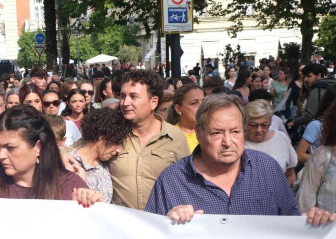Miles de jóvenes y la familia de Sandra claman en Sevilla contra el acoso escolar: «No te olvidamos. Hay responsables»