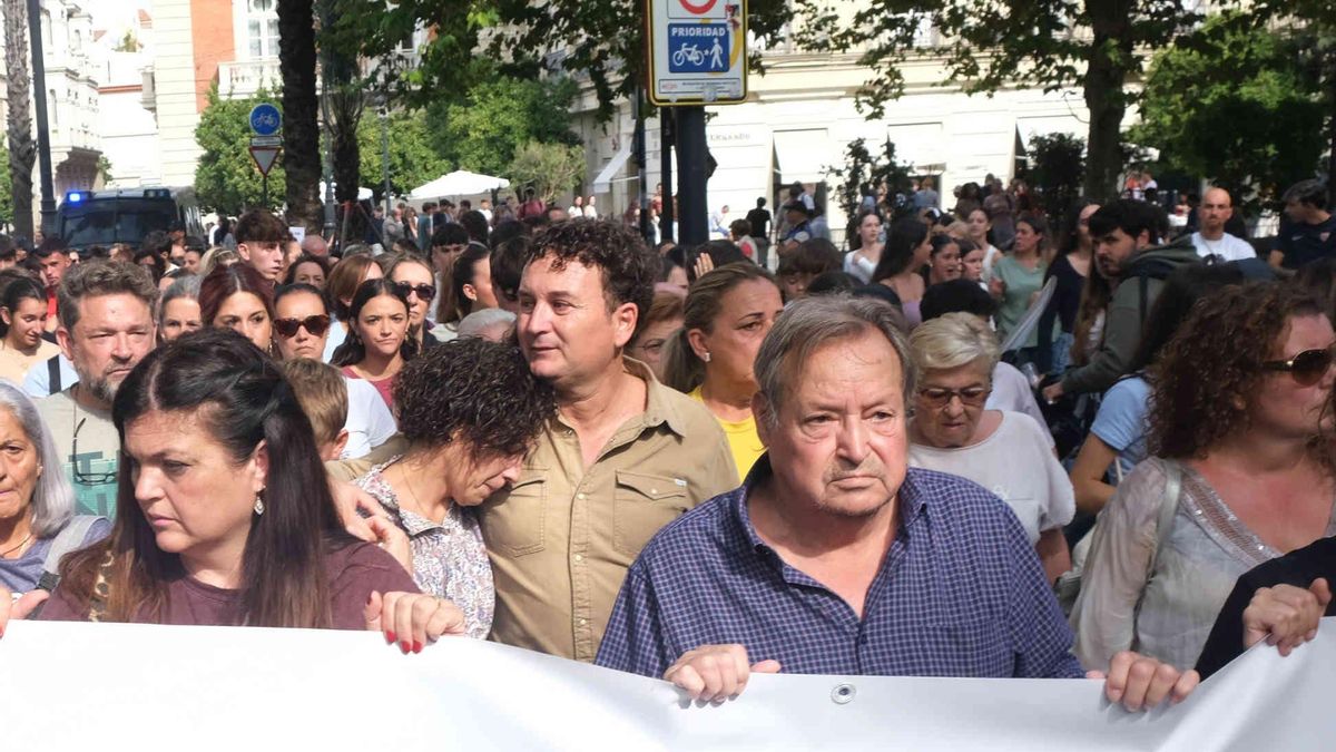 Miles de jóvenes y la familia de Sandra claman en Sevilla contra el acoso escolar: «No te olvidamos. Hay responsables»