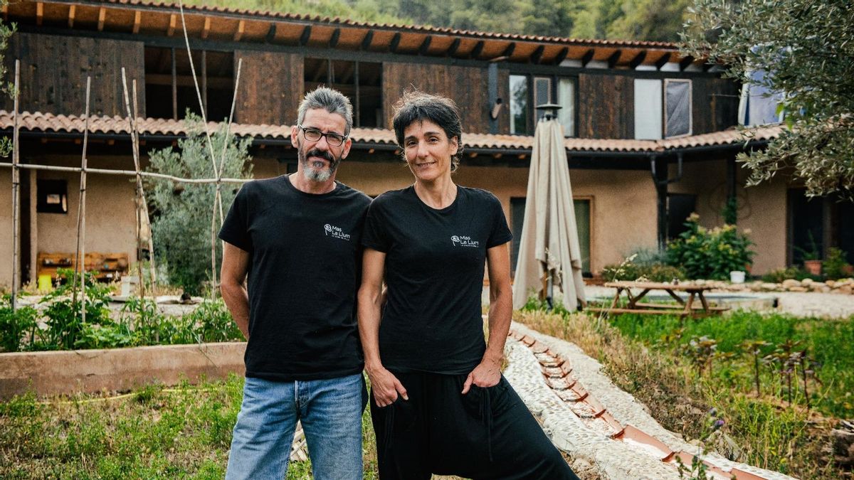 La familia de la casa de paja en el Matarranya: “Quería que mis hijos crecieran tocando tierra, como yo”