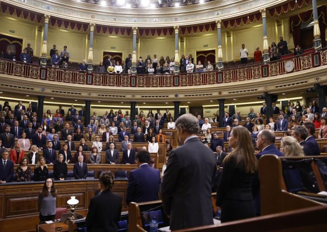 Feijóo arremete contra Sánchez por “mentir a todos” y el presidente evita responder por el aniversario de la dana: “Hoy no es el día”