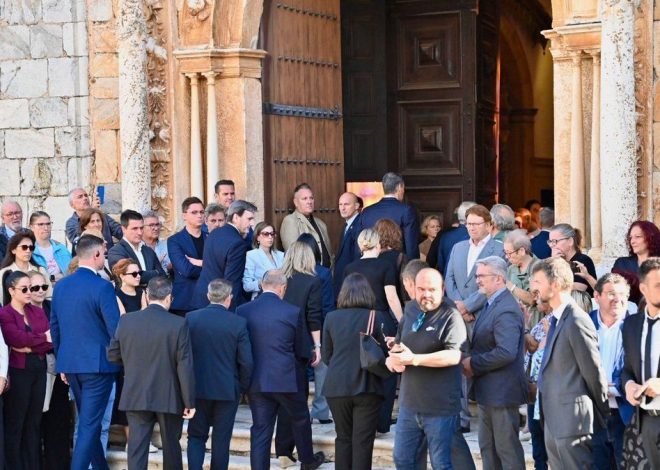 Pedro Sánchez subraya en el funeral de Fernández Vara el «legado y compromiso» del político extremeño