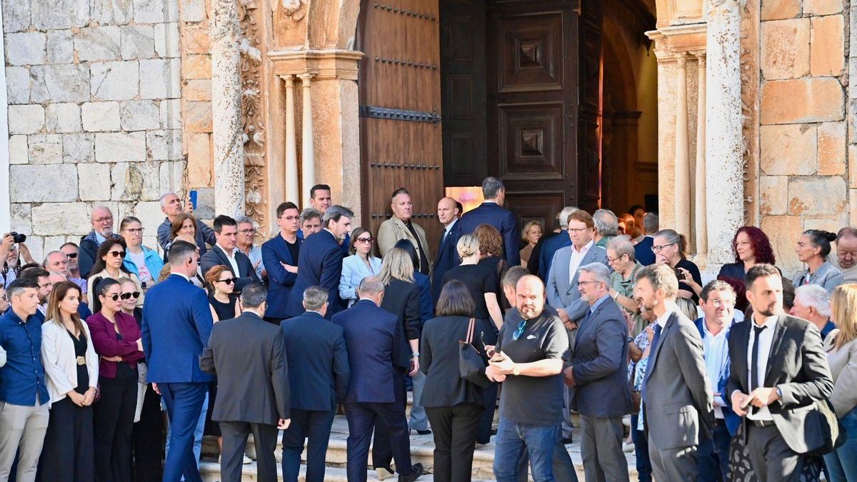 Pedro Sánchez subraya en el funeral de Fernández Vara el «legado y compromiso» del político extremeño