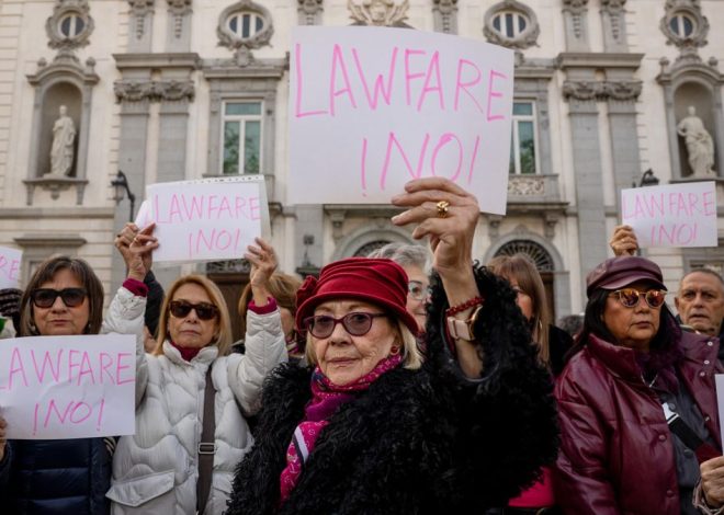 Centenares de personas se concentran frente al Tribunal Supremo en defensa de la inocencia del fiscal general
