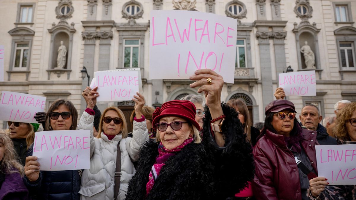 Centenares de personas se concentran frente al Tribunal Supremo en defensa de la inocencia del fiscal general