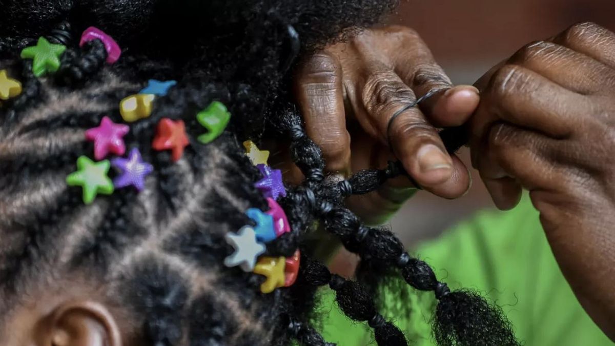 Todas las violencias de las que Mariama y su hija de siete años escaparon dentro de un cayuco: »Prefería morir en el agua»