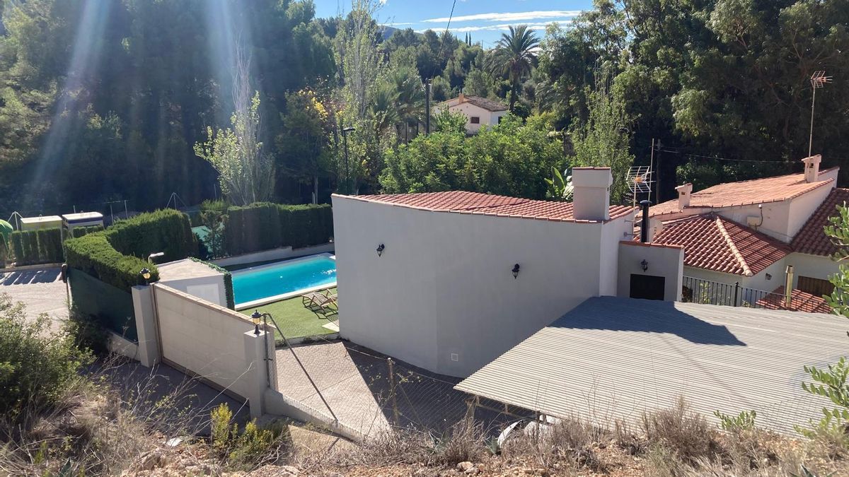 La huella urbanística del candidato del PP a la Generalitat: un ‘boom’ de chalets de lujo y construcciones fuera de ordenación en su pueblo