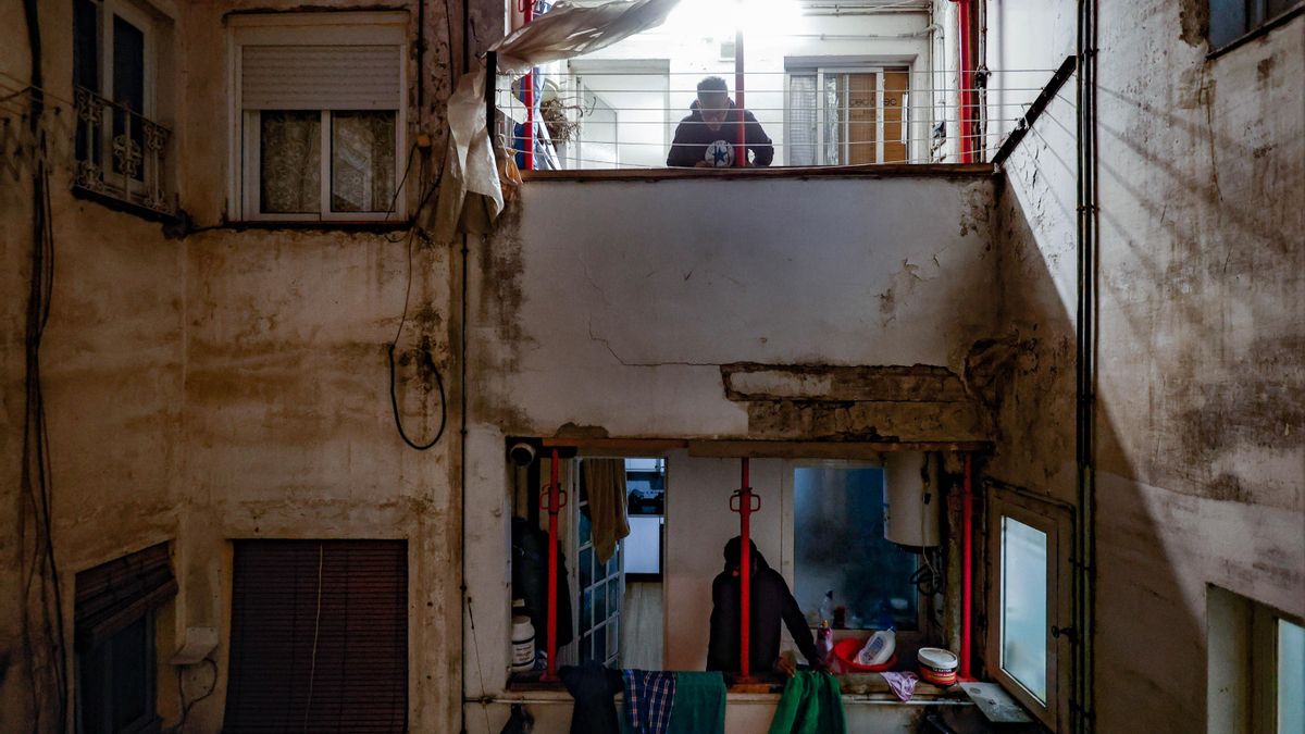 Las ayudas a la rehabilitación pasan de largo de estas 400 viviendas con daños graves en Barcelona: «Nos dejan solos»